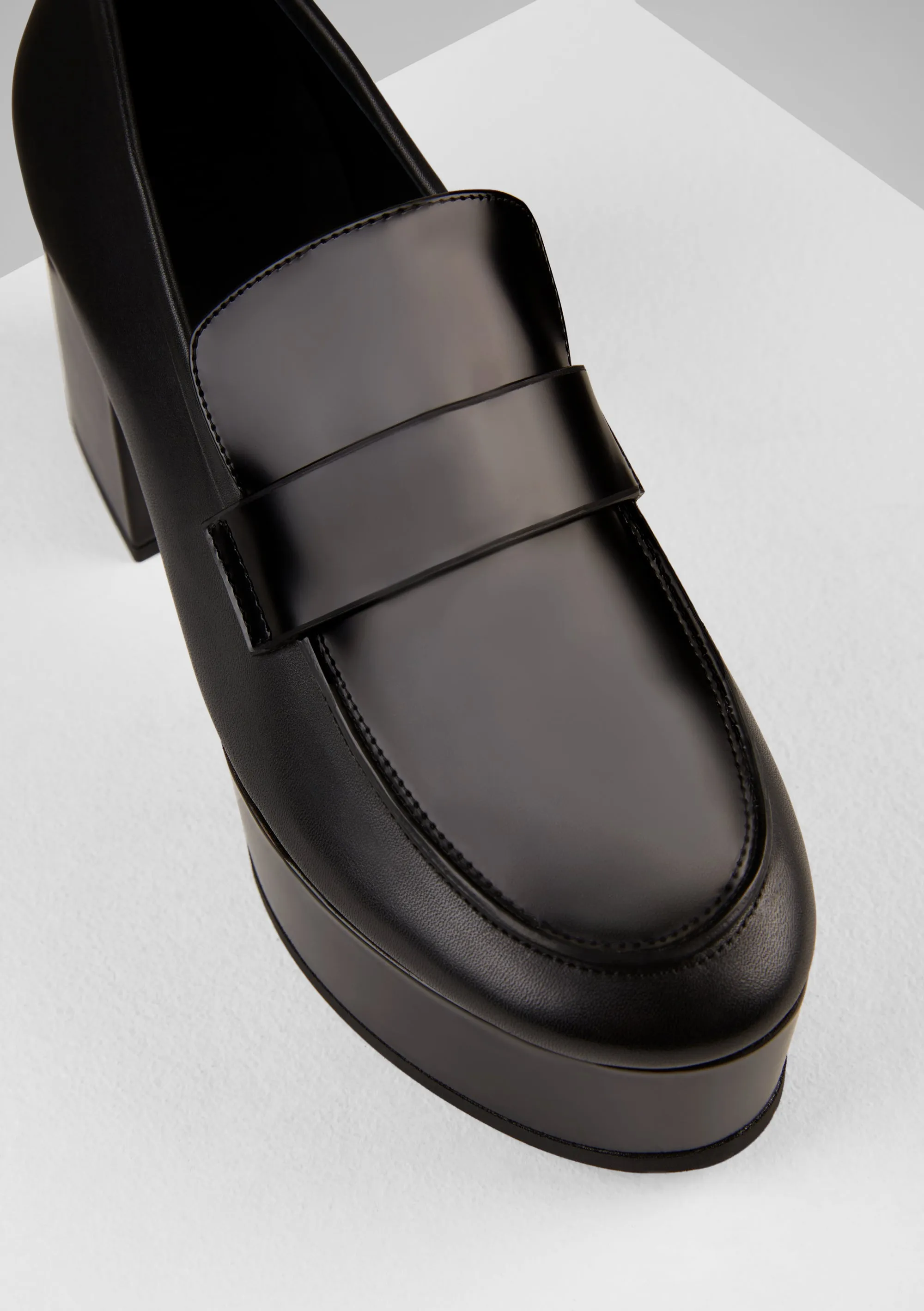 Myla Loafers in Nero